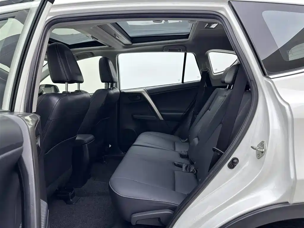 Toyota RAV4 2015 — фото 19