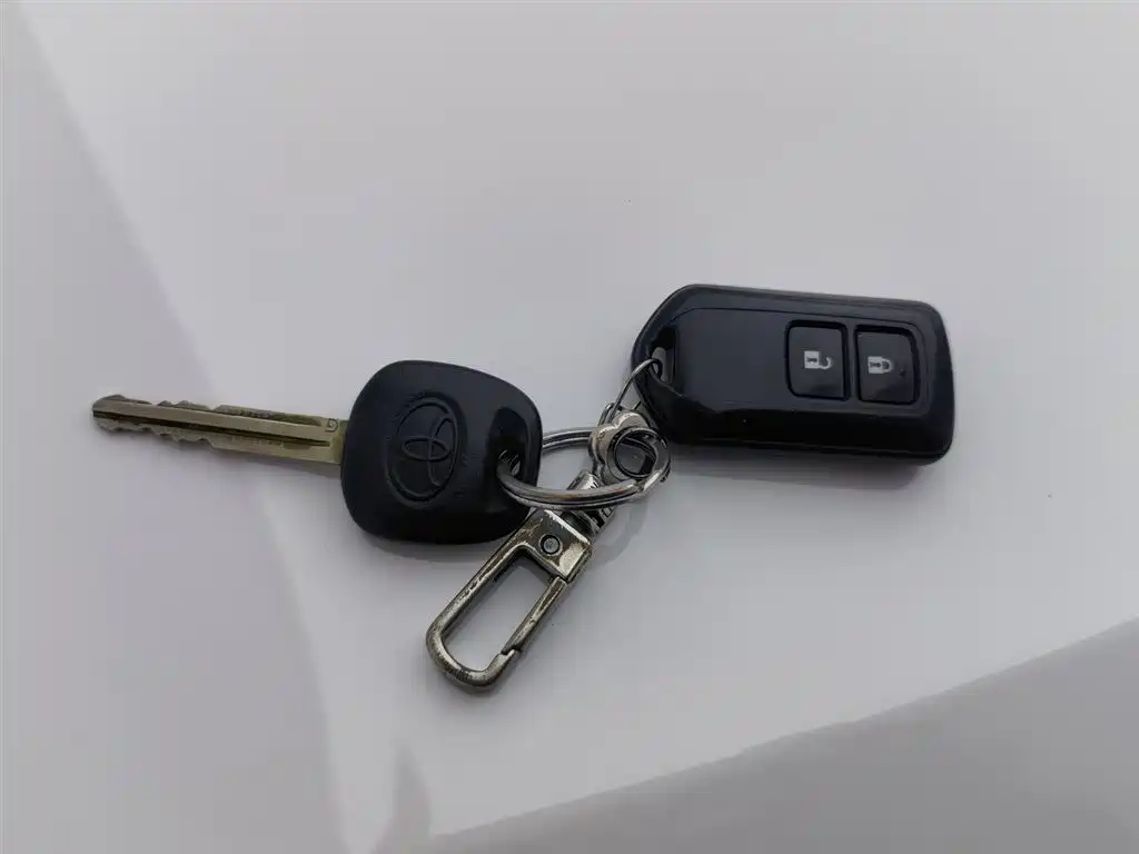 Toyota Yaris L 2015 — фото 19