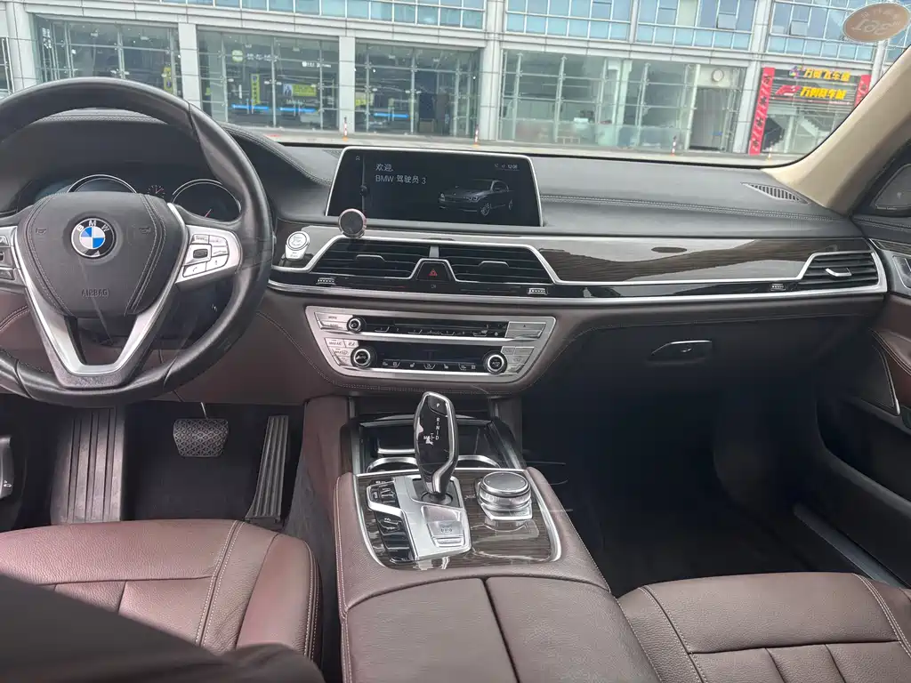 BMW 7 Series 2017 — фото 14