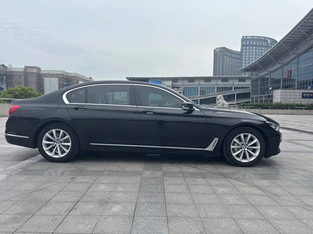 BMW 7 Series 2017 — фото 8