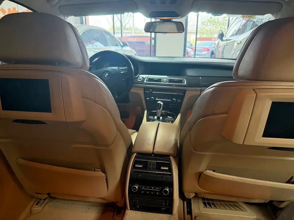 BMW 7 Series 2012 — фото 12