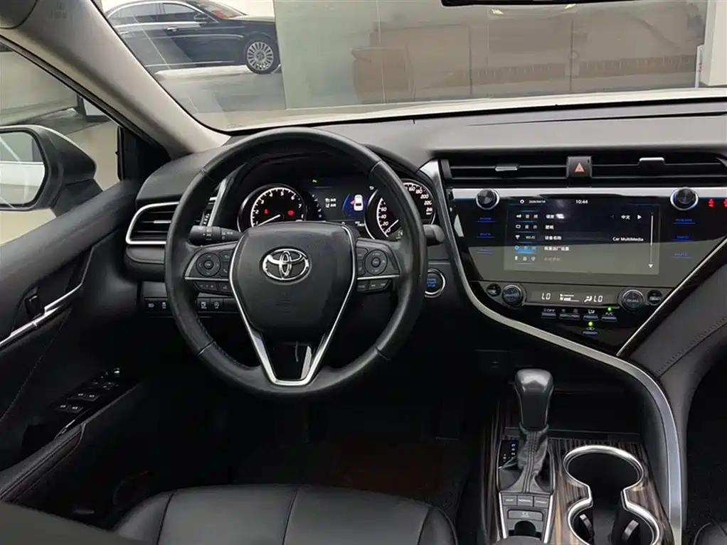 Toyota Camry 2019 — фото 17