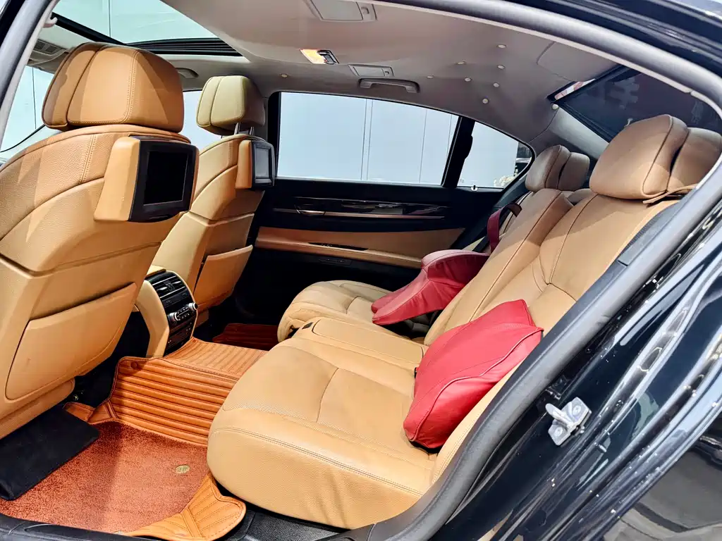 BMW 7 Series 2010 — фото 10