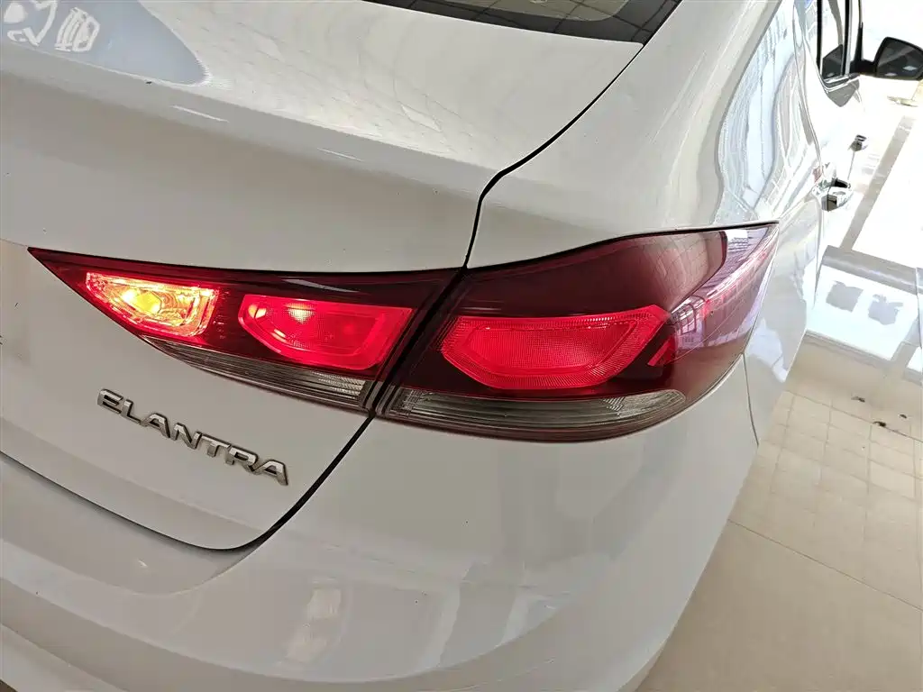 Hyundai Elantra 2018 — фото 8