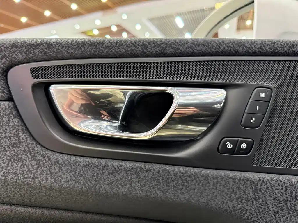 Volvo XC60 Plug-In Hybrid 2019 — фото 12