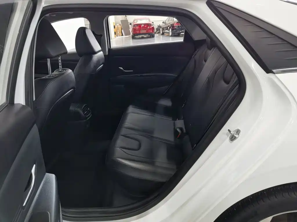 Hyundai Elantra 2022 — фото 15