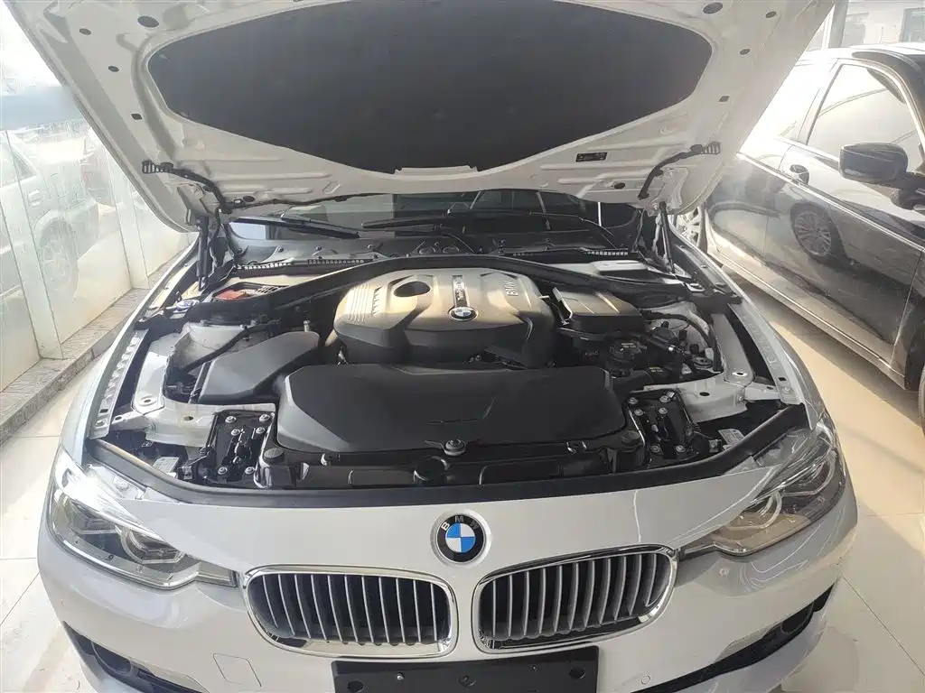 BMW 3 Series 2018 — фото 13