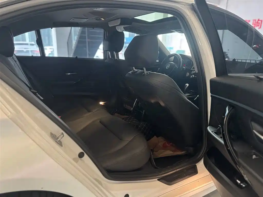 BMW 3 Series 2018 — фото 11