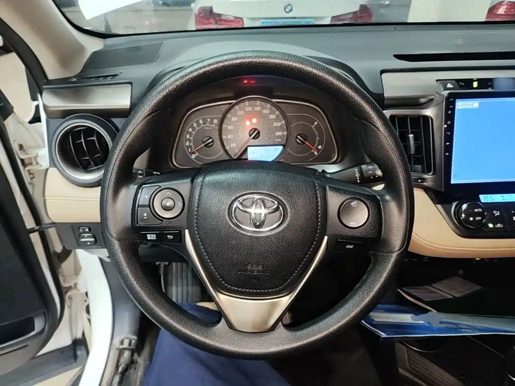 Toyota RAV4 2015 — фото 11