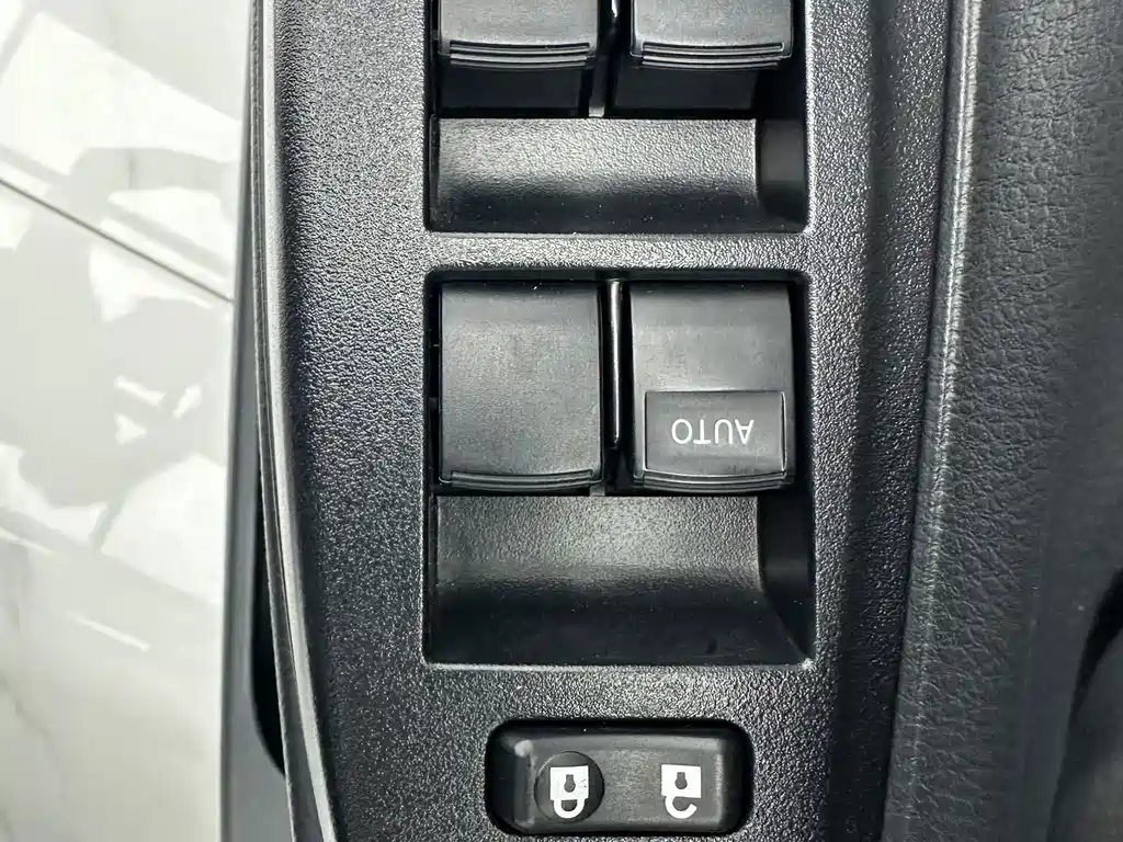 Toyota Yaris L 2023 — фото 11