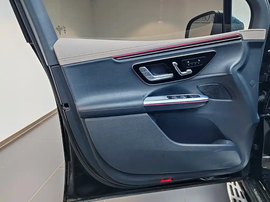 Mercedes-Benz EQE SUV 2023 — фото 12