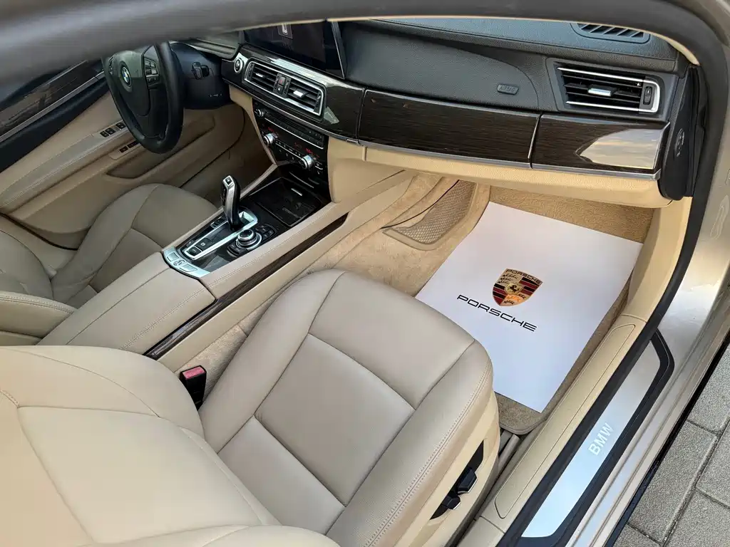 BMW 7 Series 2011 — фото 11