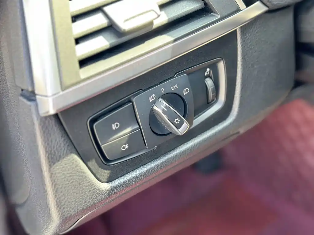 BMW 3 Series 2018 — фото 10