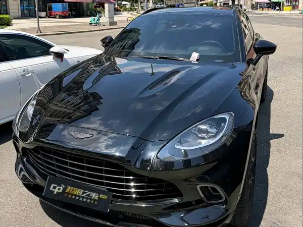 Aston Martin DBX 2022