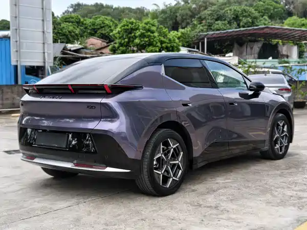 Lynk & Co Z20 2024