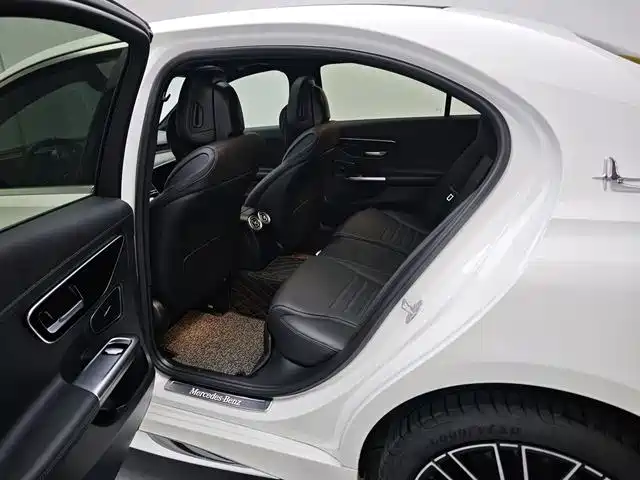 Mercedes-Benz C-Class 2024 — фото 11