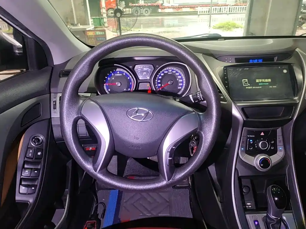 Hyundai Elantra 2017 — фото 11