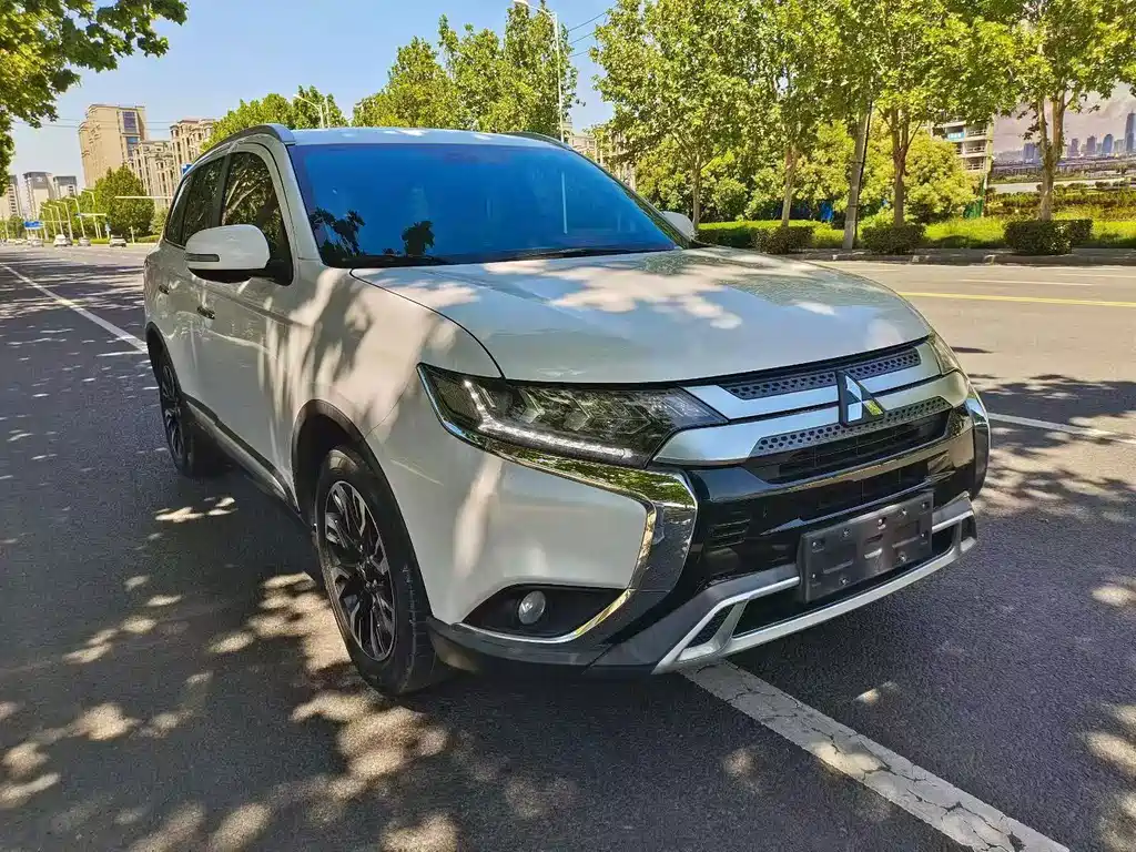 Mitsubishi Outlander 2021 — фото 3