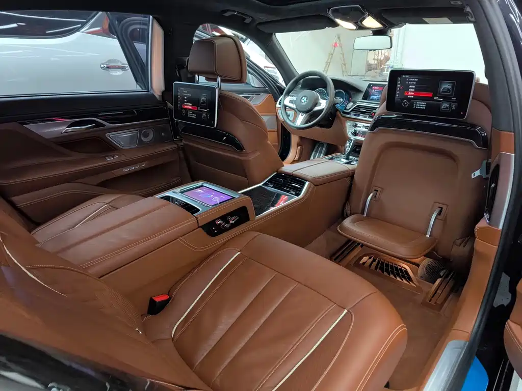 BMW 7 Series 2018 — фото 19