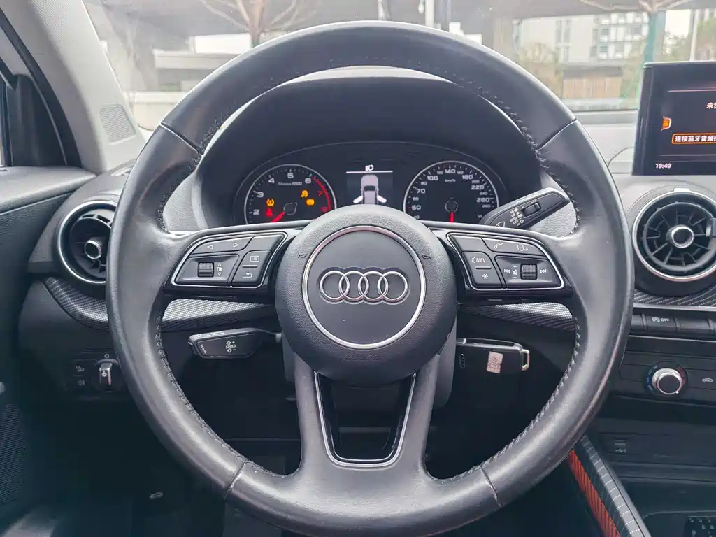 Audi Q2L 2019 — фото 11