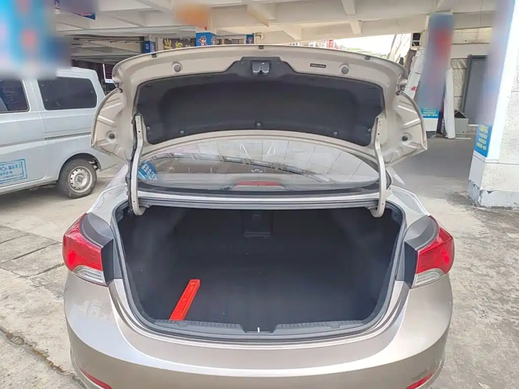 Hyundai Elantra 2015 — фото 19