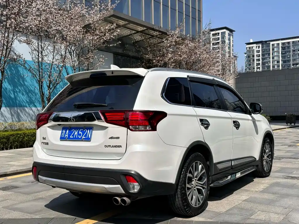 Mitsubishi Outlander 2017 — фото 4
