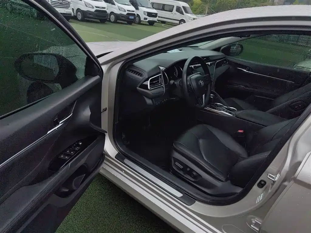 Toyota Camry 2019 — фото 12