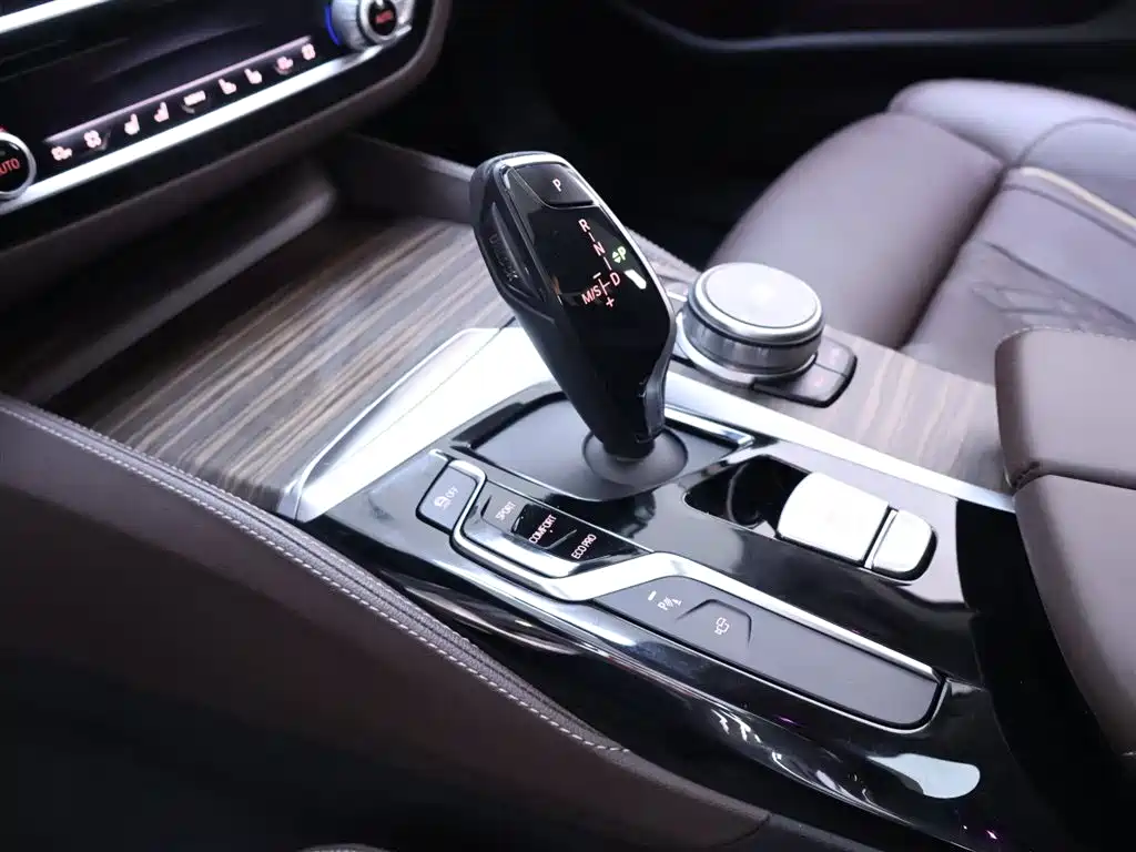 BMW 5 Series 2020 — фото 12