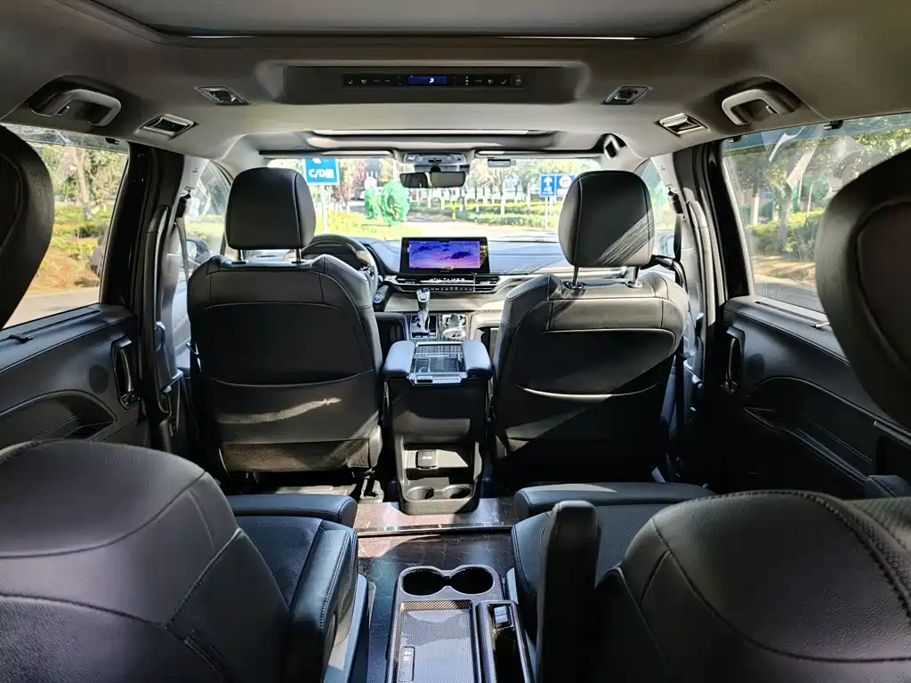 Toyota Granvia 2023 — фото 25