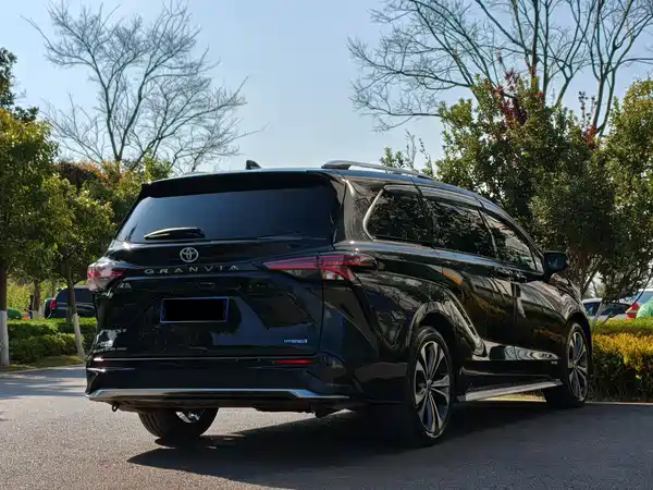 Toyota Granvia 2023