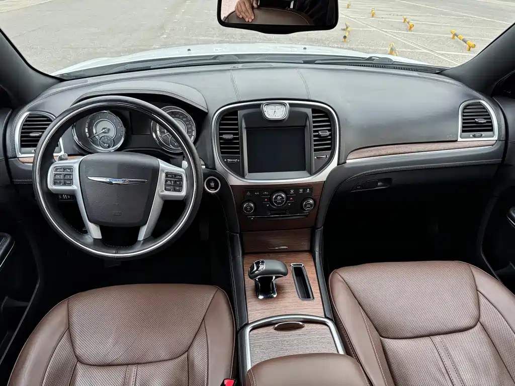 Chrysler 300C 2016 — фото 10