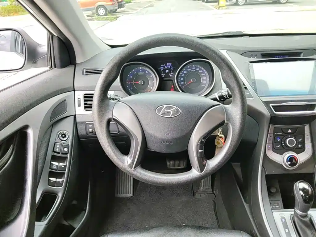 Hyundai Elantra 2017 — фото 11