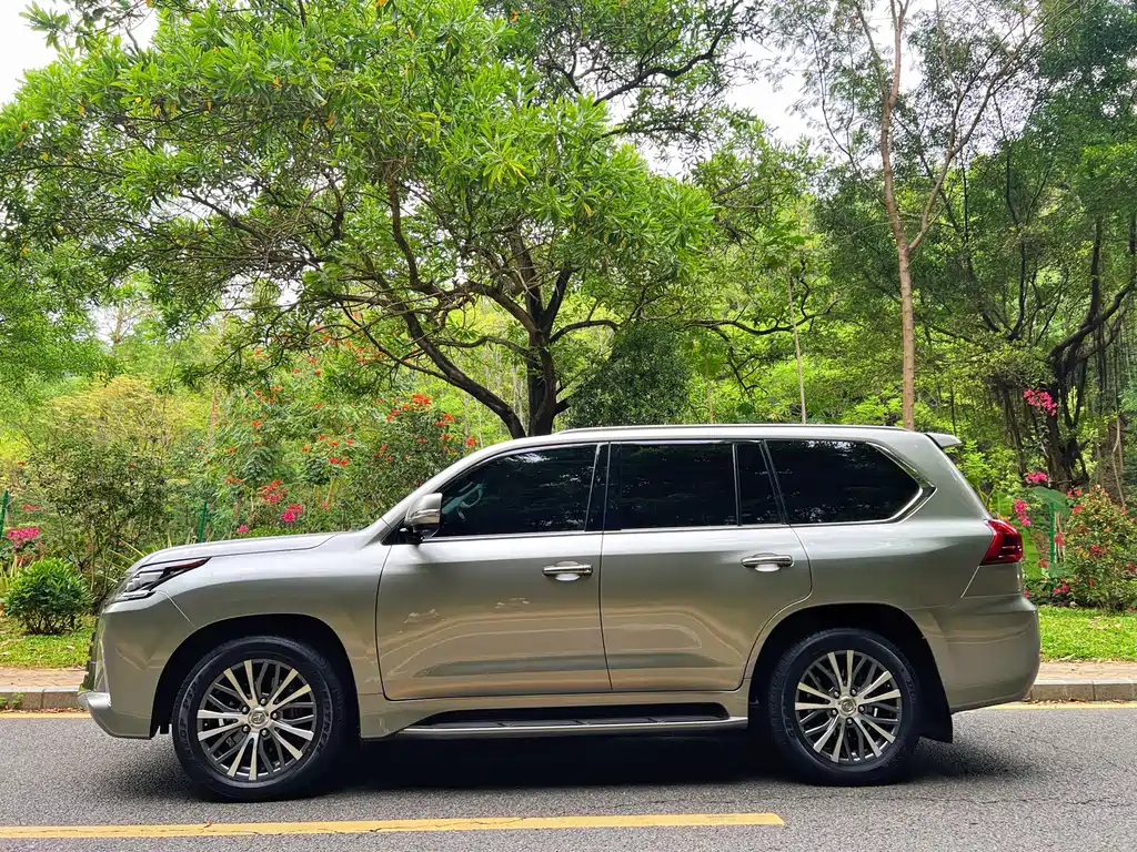 Lexus LX 2017 — фото 22