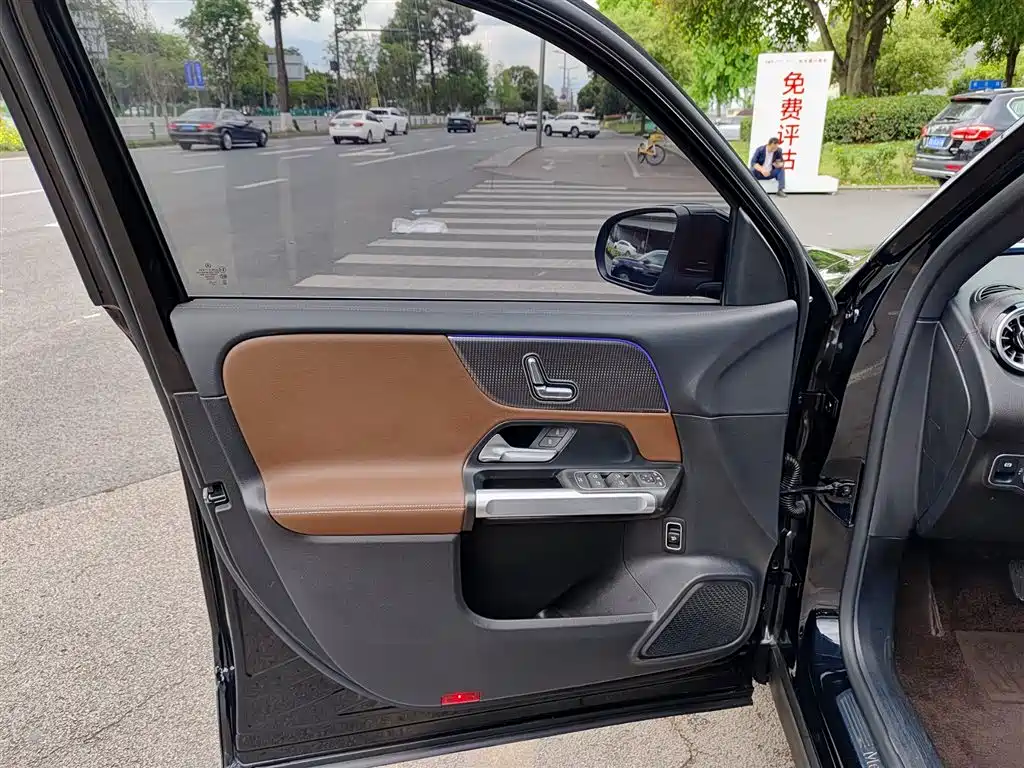 Mercedes-Benz GLB 2023