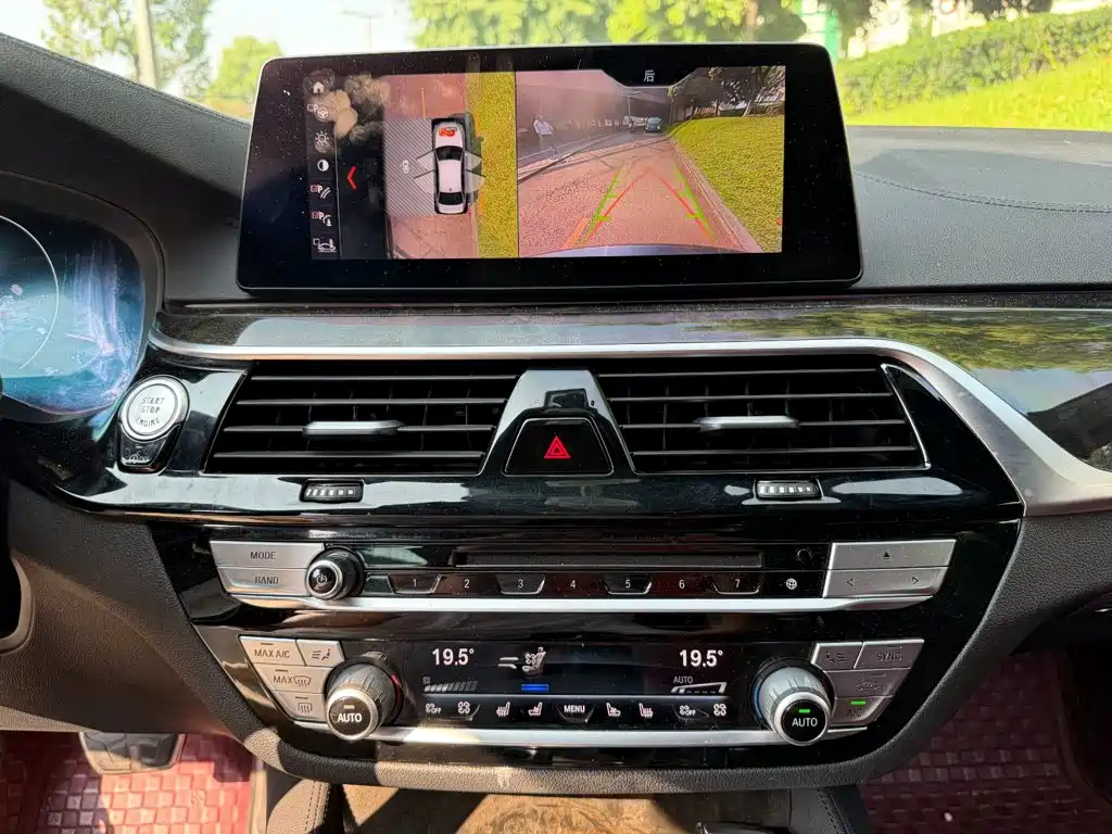 BMW 5 Series 2019 — фото 10