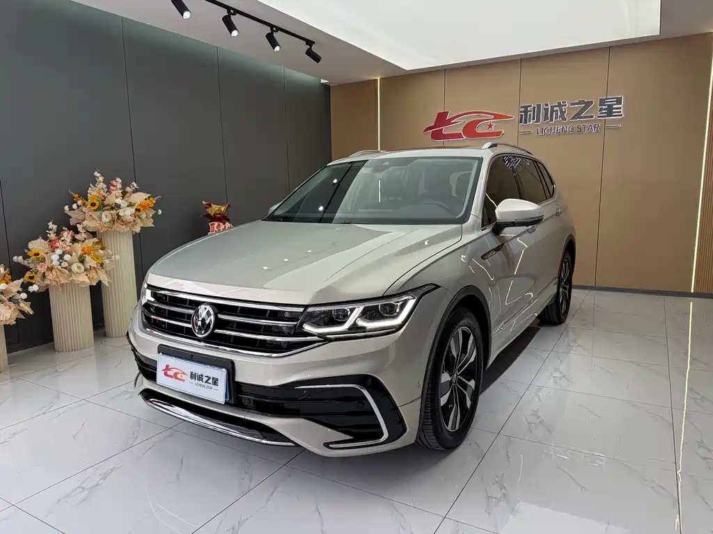 Volkswagen Tiguan L 2023 — фото 1