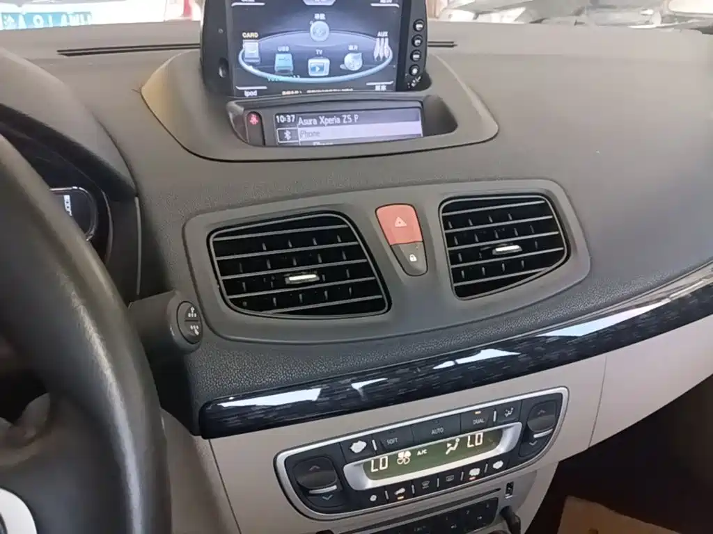 Renault Fluence 2015 — фото 13