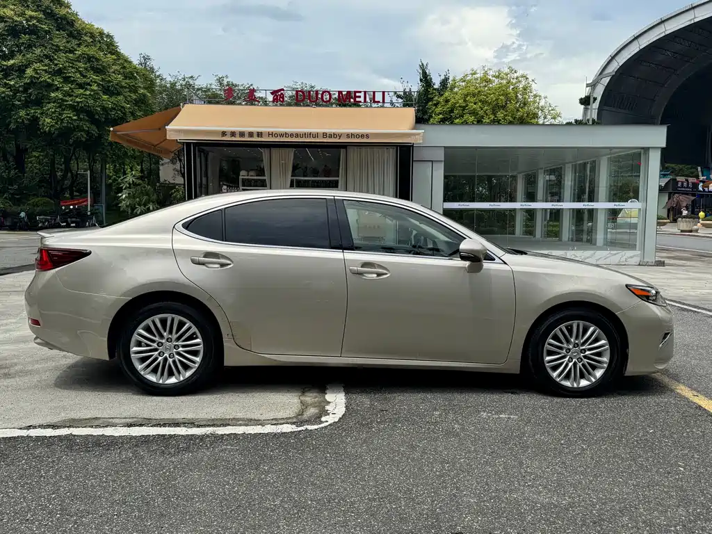 Lexus ES 2017 — фото 17