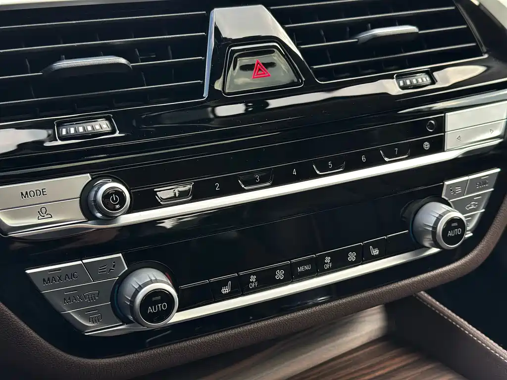 BMW 5 Series 2020 — фото 20
