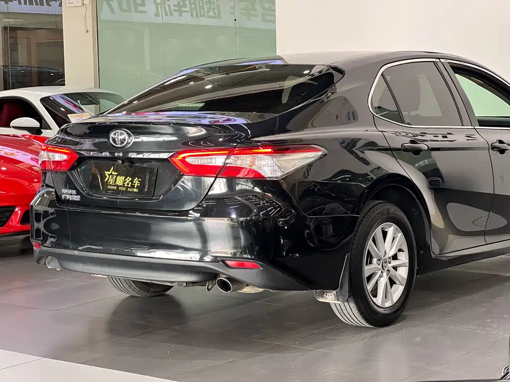 Toyota Camry 2018 — фото 10