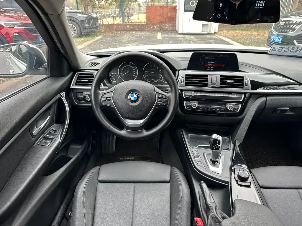 BMW 3 Series 2018 — фото 12
