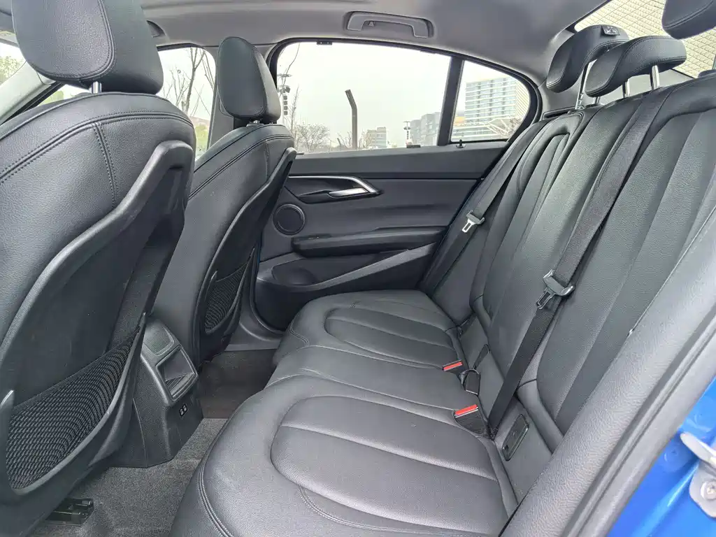 BMW 1 Series 2018 — фото 16