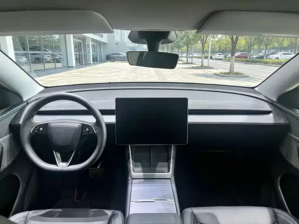 Tesla Model Y 2025