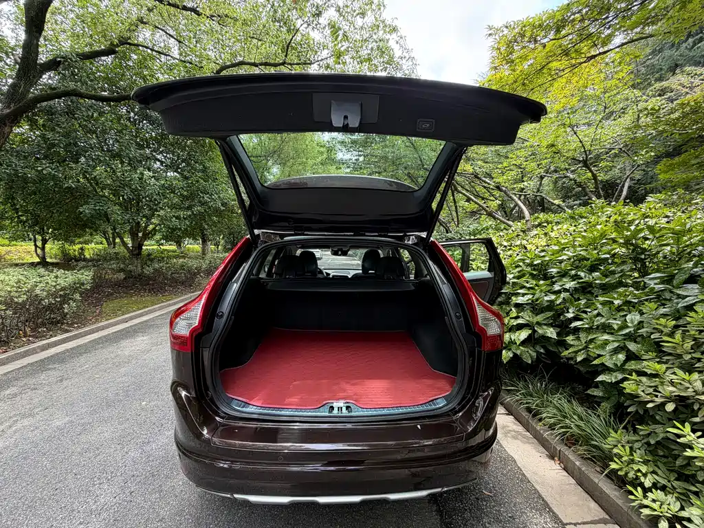 Volvo XC60 2017 — фото 12