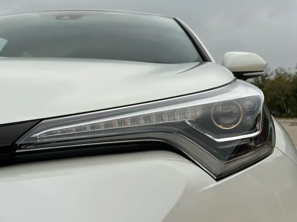 Toyota C-HR 2018 — фото 32