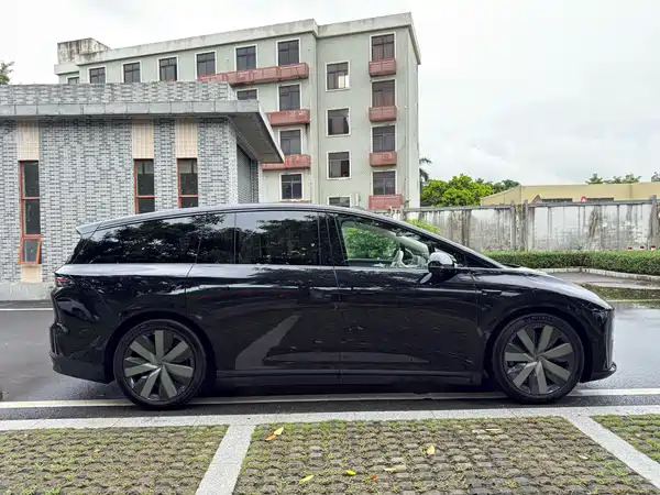 Li Auto i8 2025