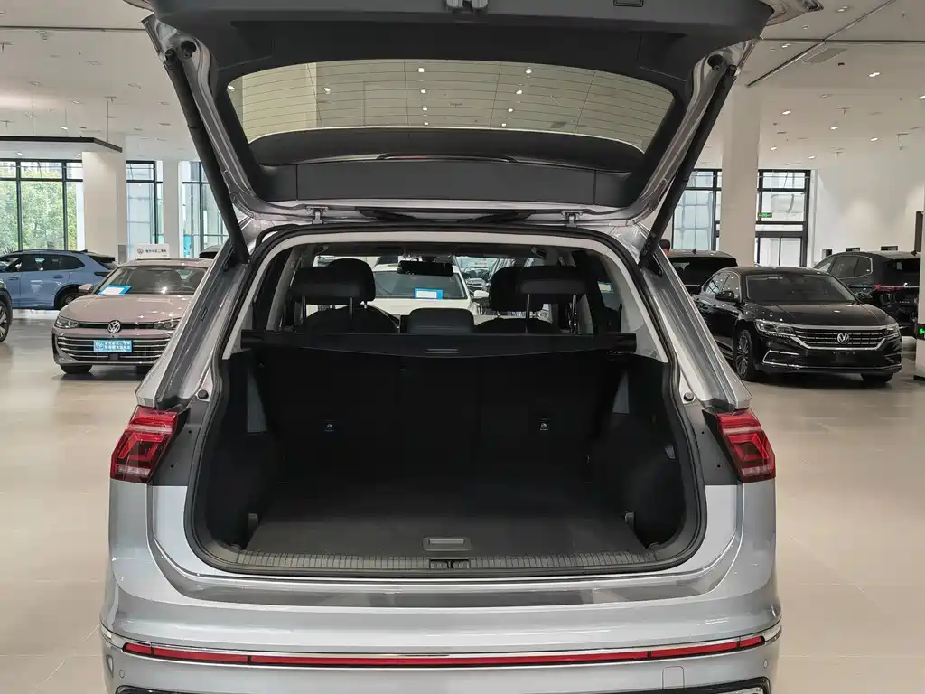 Volkswagen Tiguan L 2022 — фото 11