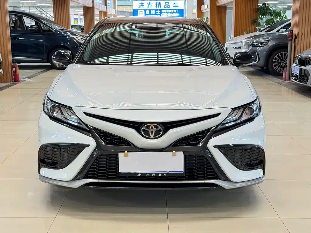 Toyota Camry 2024 — фото 2