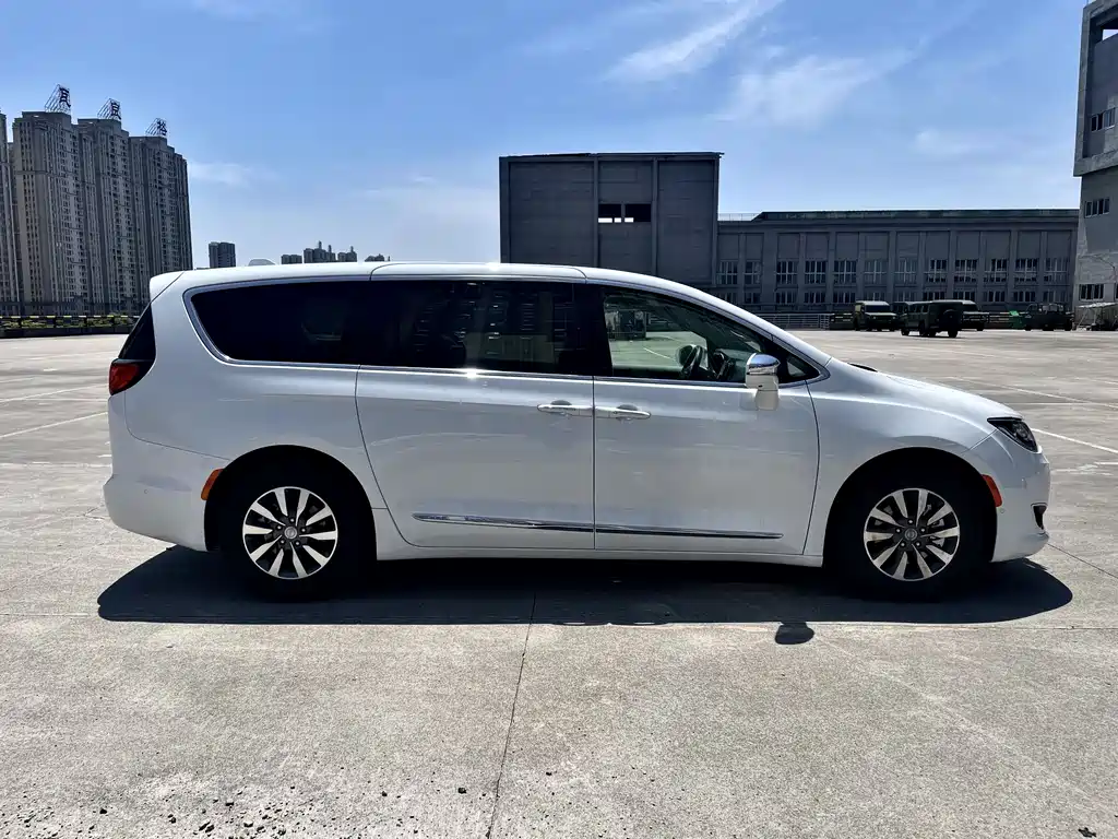 Chrysler Grand Voyager PHEV 2025 — фото 4