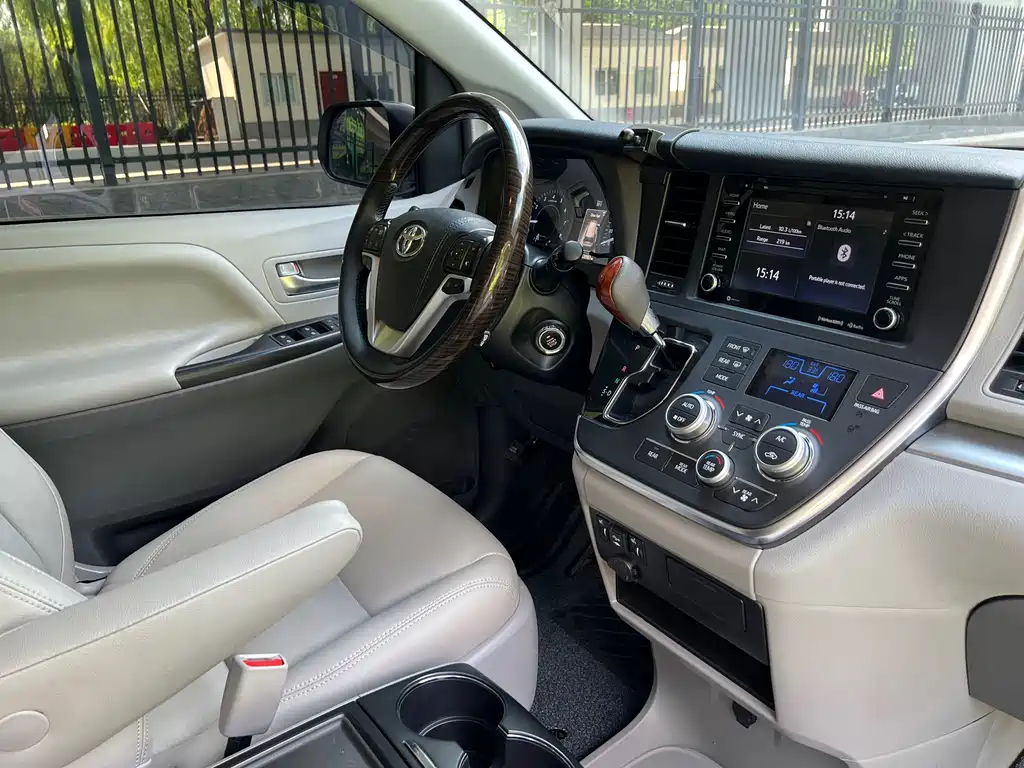 Toyota Sienna 2019 — фото 18